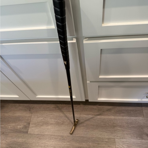 Marquette University Golden Eagles 34 inch Gold Right handed Gold Putter Eagle - Picture 3 of 7